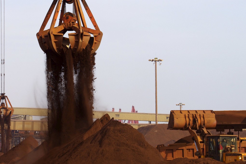 Cranes unload imported iron ore from a ship at a port in Rizhao, Shandong province, China, December 6, 2015. Picture taken December 6, 2015. REUTERS/Stringer ATTENTION EDITORS - THIS PICTURE WAS PROVIDED BY A THIRD PARTY. THIS PICTURE IS DISTRIBUTED EXACTLY AS RECEIVED BY REUTERS, AS A SERVICE TO CLIENTS. CHINA OUT. NO COMMERCIAL OR EDITORIAL SALES IN CHINA.