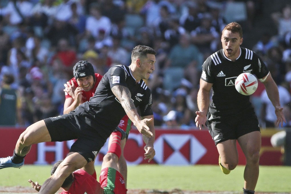 New Zealand’s Sonny Bill Williams offloads to Joe Webber during the Sydney Sevens. Photos: AP