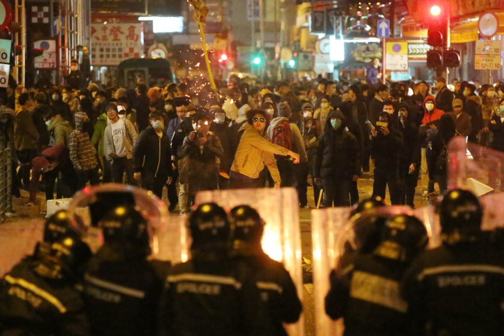 Police confront rioters in the Mong Kok during clash over illegal food stalls during the first night of the new Lunar New Year holiday. Photo: Edward Wong