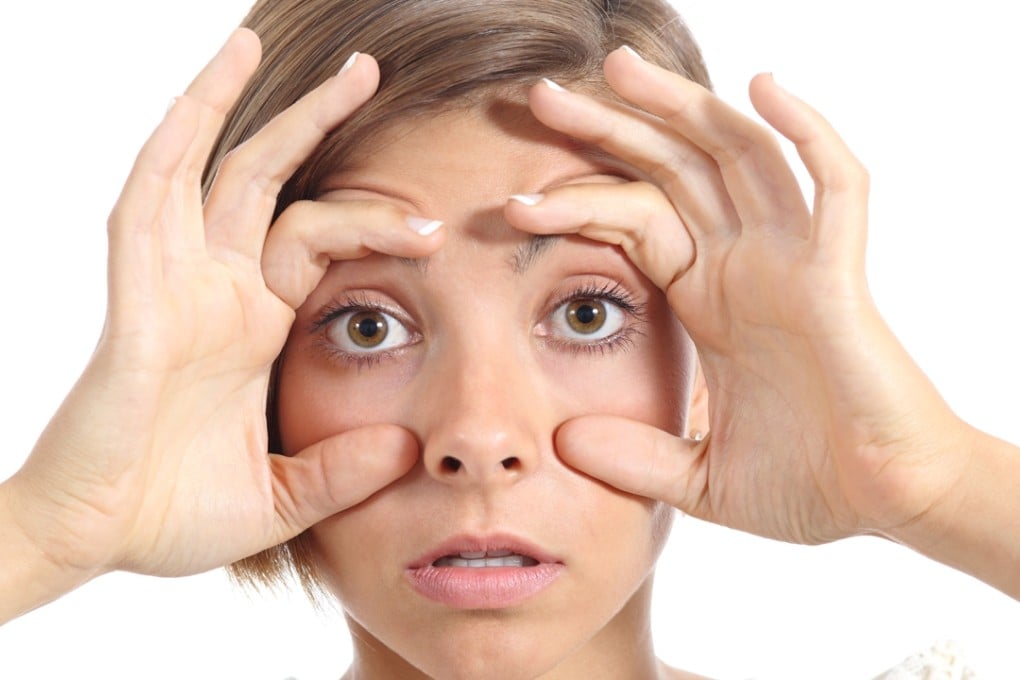 A technique using flashing light may help to reduce jet lag.