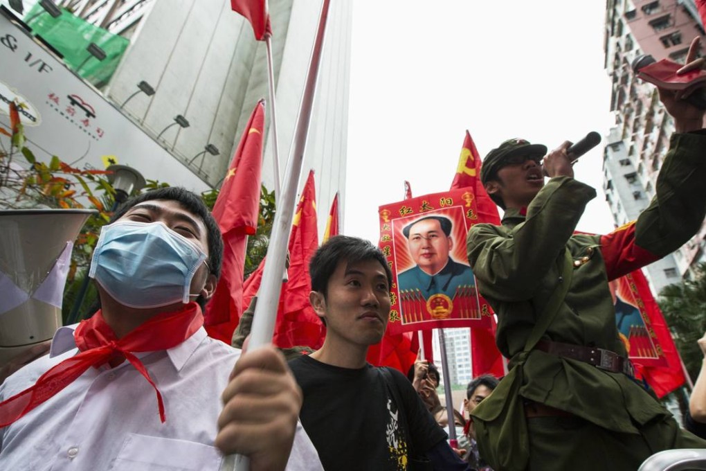 Protesters hold Chinese flags and a picture of Mao Zedong during an anti-mainland-tourist rally in Mong Kok shopping district in 2014. Photo: Reuters