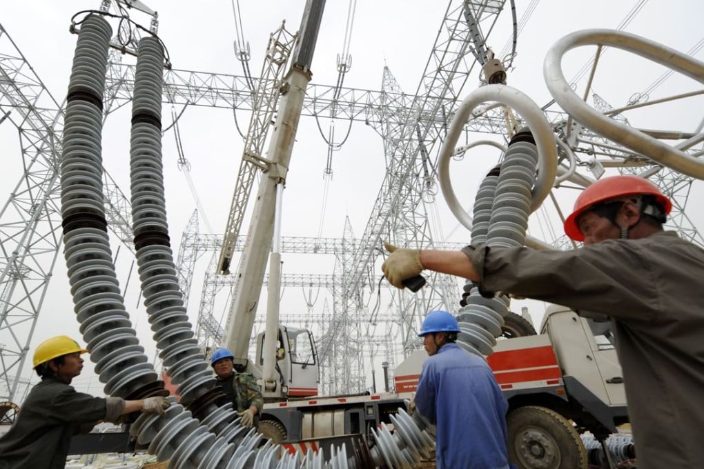 Technicians install insulators at a power substation in Hubei province. Photo: Xinhua