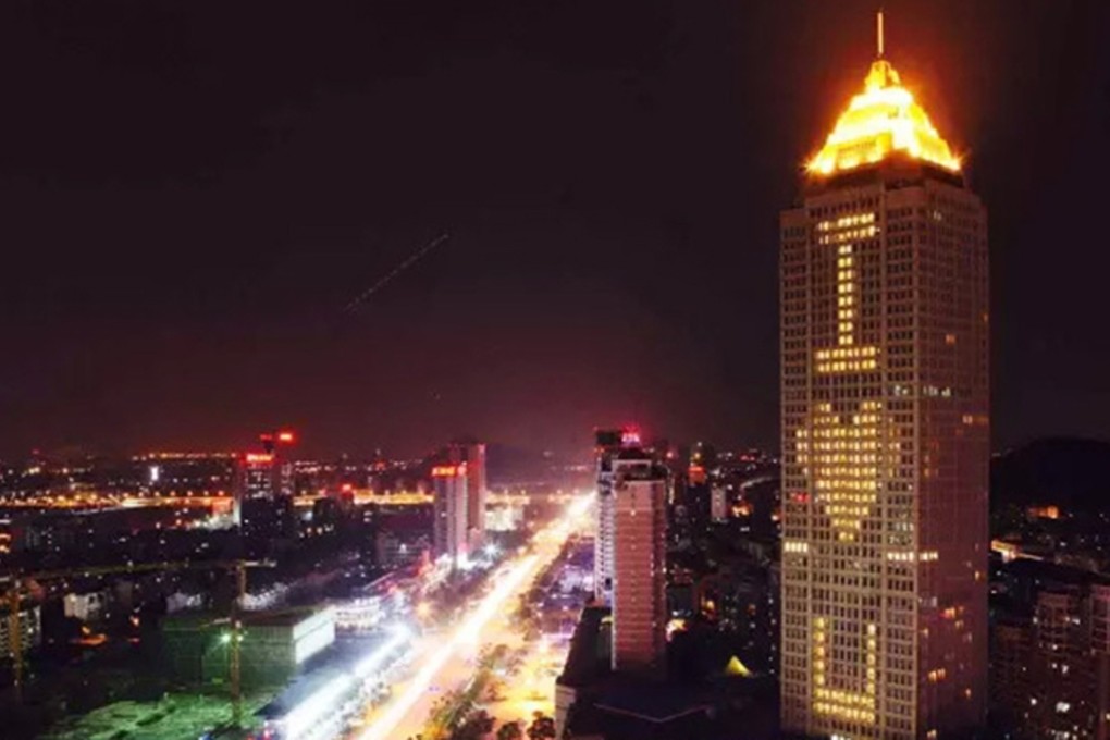 Qiao Dewai’s Valentine’s message to wife Liu Shixiu was spelled in lights on the side of a hotel. Photo: Qianzhou Evening News