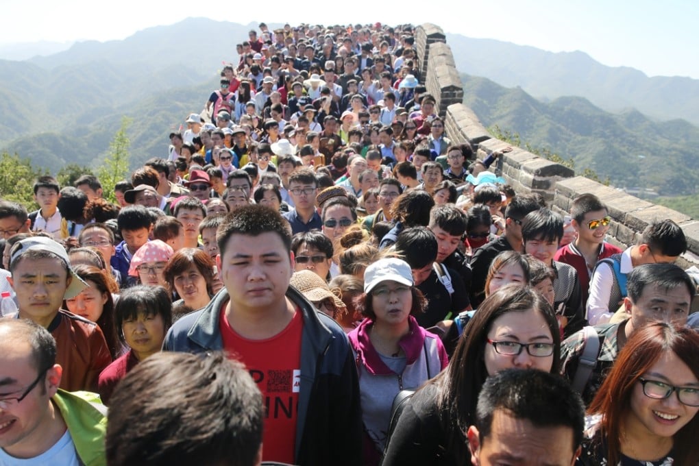 Tourists cram onto the Great Wall in Beijing. Photo: Xinhua
