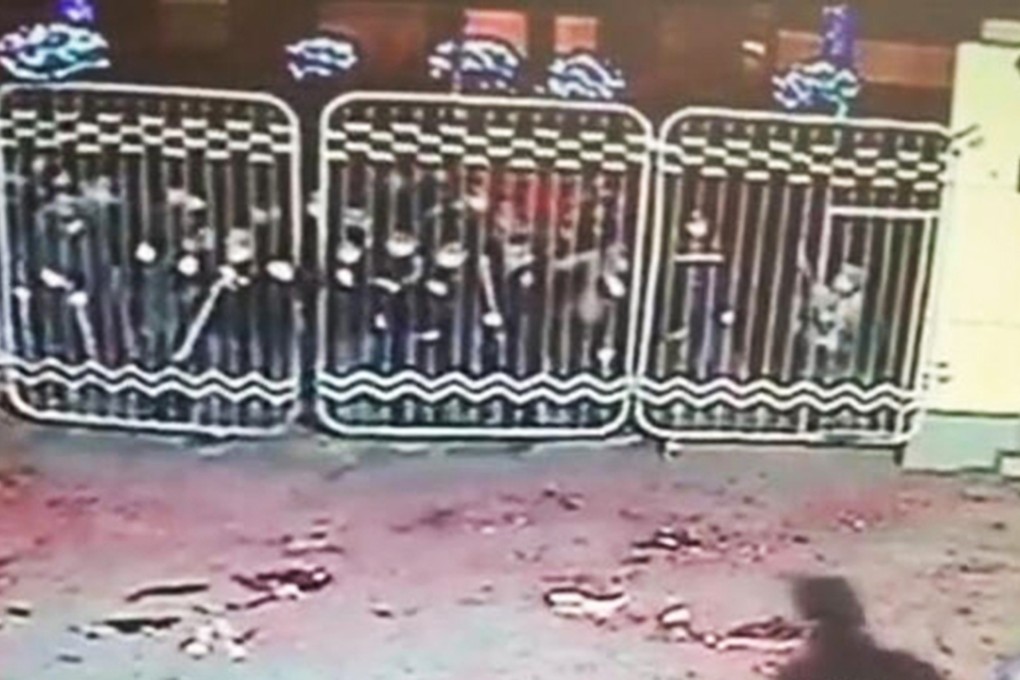 The crowd pictured at the front gate shortly before the power was cut off. Photos: Sina