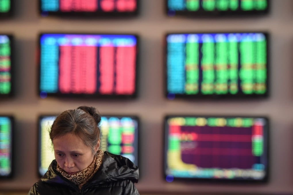 An investor looks at an electronic stock indicator at a securities firm in Guiyang, Guizhou province. Photo: Xinhua