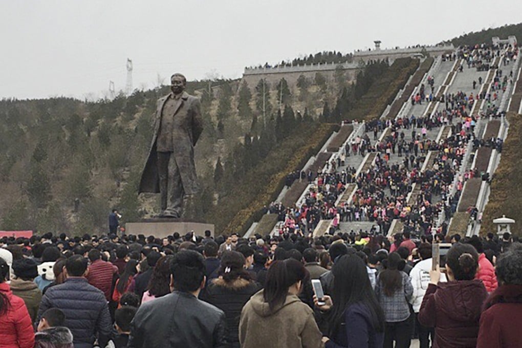Chinese residents gather near former Communist Party leader Hua Guofeng’s bronze statue in Jiaocheng, Shanxi, after signs that it might soon be torn down. Photo: Weibo