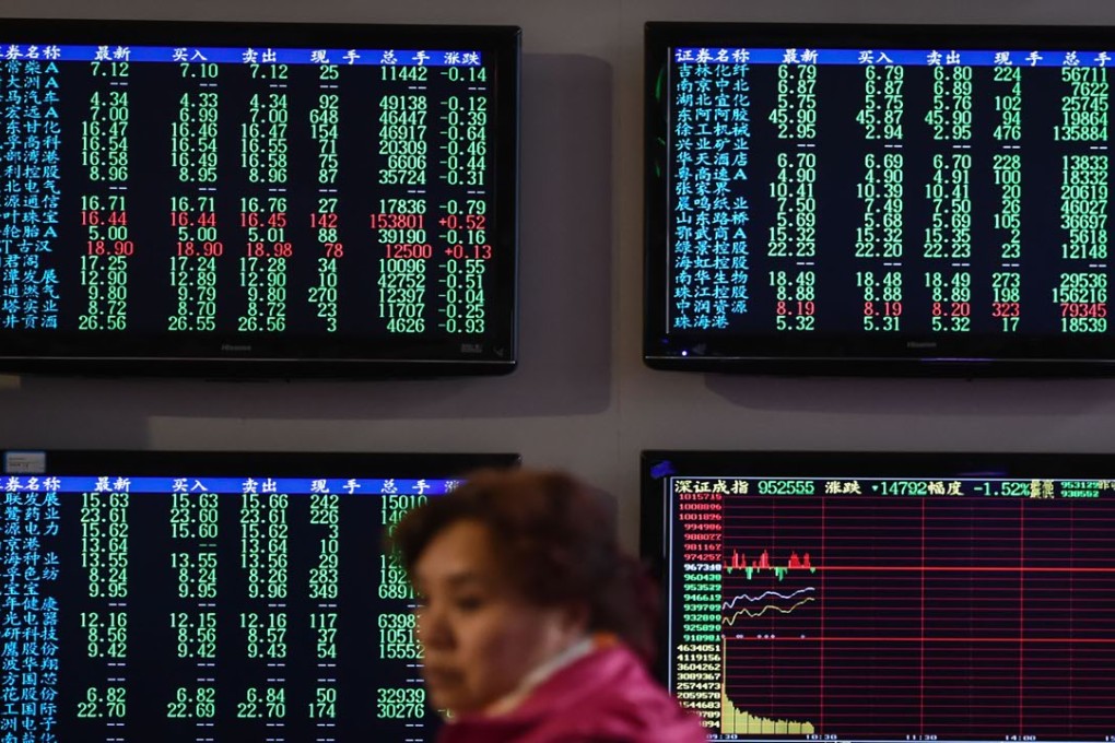 An investor looks at an electronic stock indicator of a securities firm in Guiyang, capital of southwest China's Guizhou Province, on February 15. Photo: Xinhua