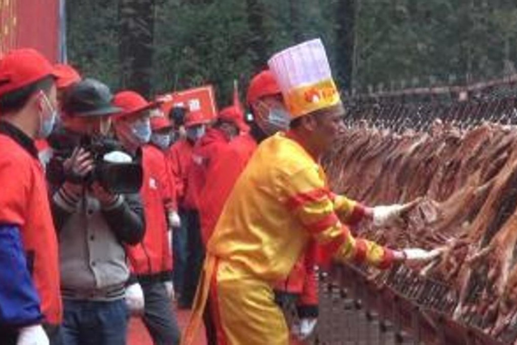 Jiang Linsheng roasting more than 200 lambs on Saturday. Photo: Chinanews.com