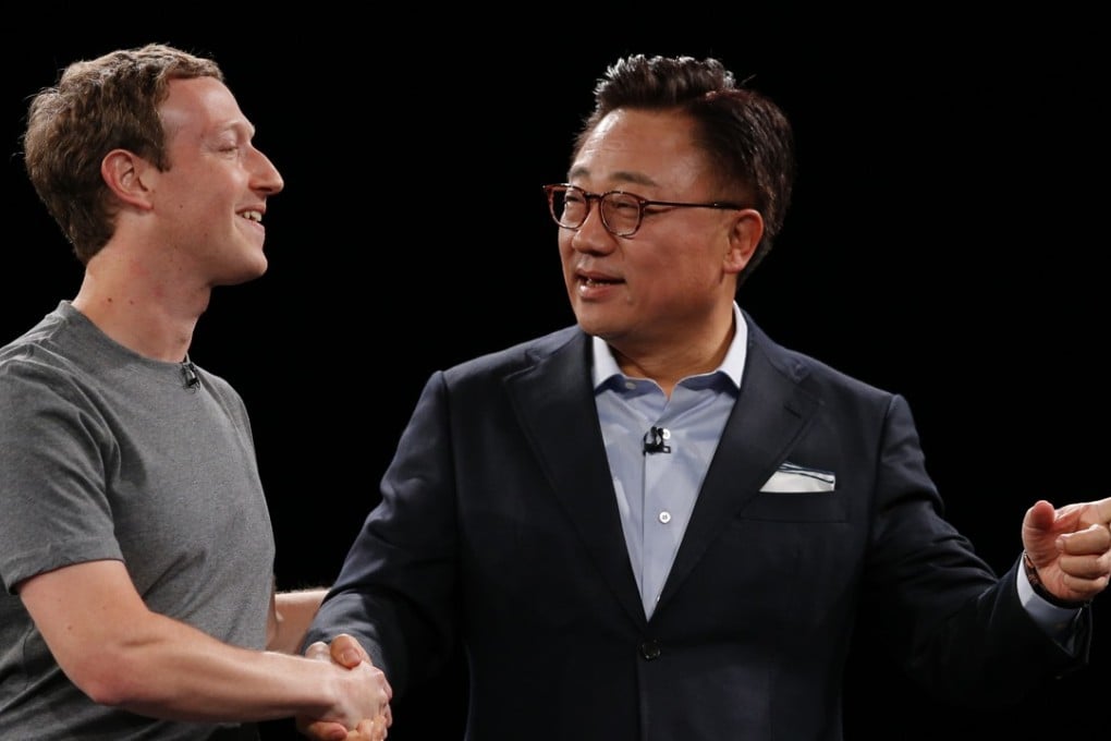 DJ Koh, President of Mobile Communications Business, Samsung Electronics (right), shakes hands with Facebook CEO Mark Zuckerberg during the Samsung Galaxy event at the Mobile World Congress wireless show, in Barcelona, Spain on Sunfday. Photo: AP