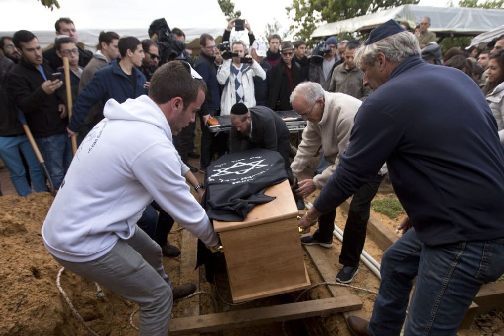 Friends and relatives of 93-year-old Holocaust survivor Samuel Willenberg during his funeral. Photo: AP