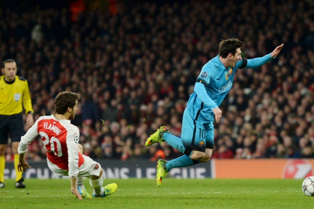 Lionel Messi picks up a penalty after being fouled by Arsenal's Mathieu Flamini. Photo: Reuters