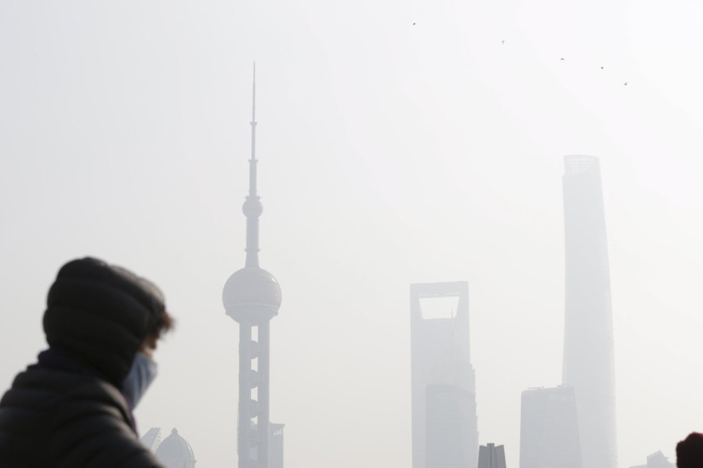 People wear protective masks near the Bund during a polluted day in Shanghai, China, January 19. Photo: Reuters