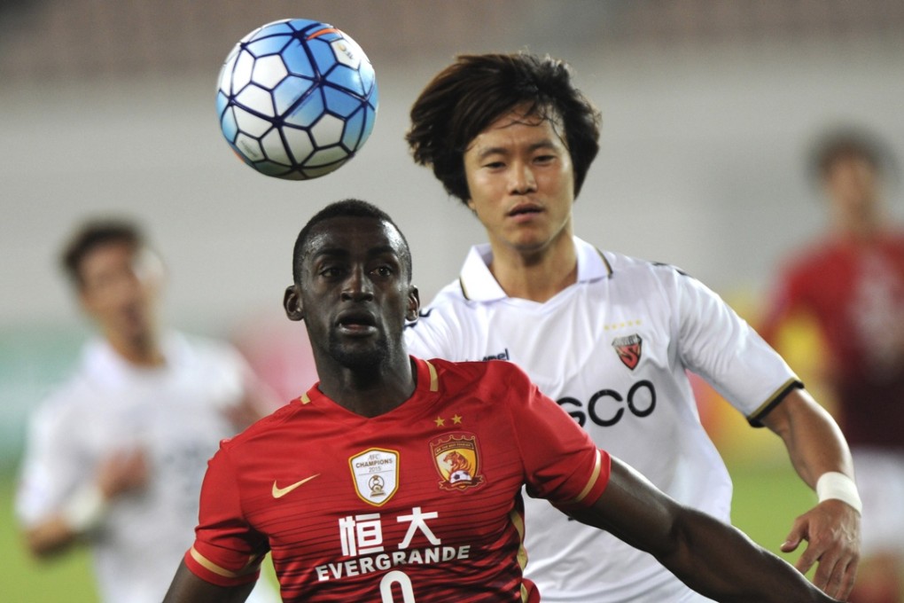 Guangzhou Evergrande's Jackson Martinez fights for the ball against Pohang Steelers’ Kim Kwang-suk during their group H soccer match at the AFC Champions League at Tianhe stadium. Photo: AP