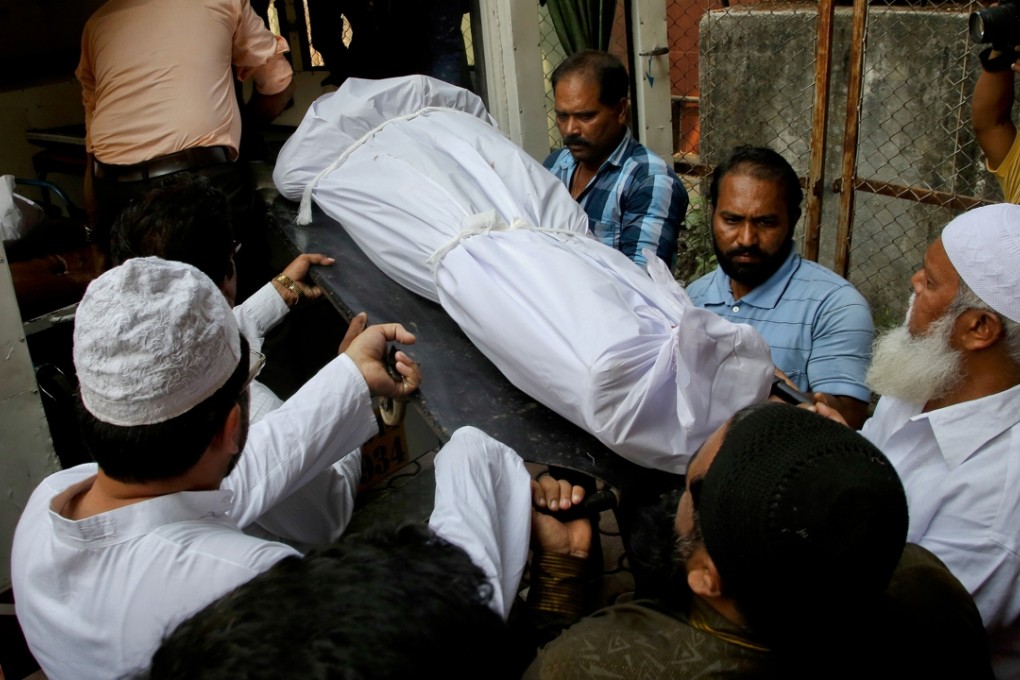 People carry the body of Indian man Hasnain Warekar, after autopsy from a hospital in Thane on the outskirts of Mumbai. Photo: AP