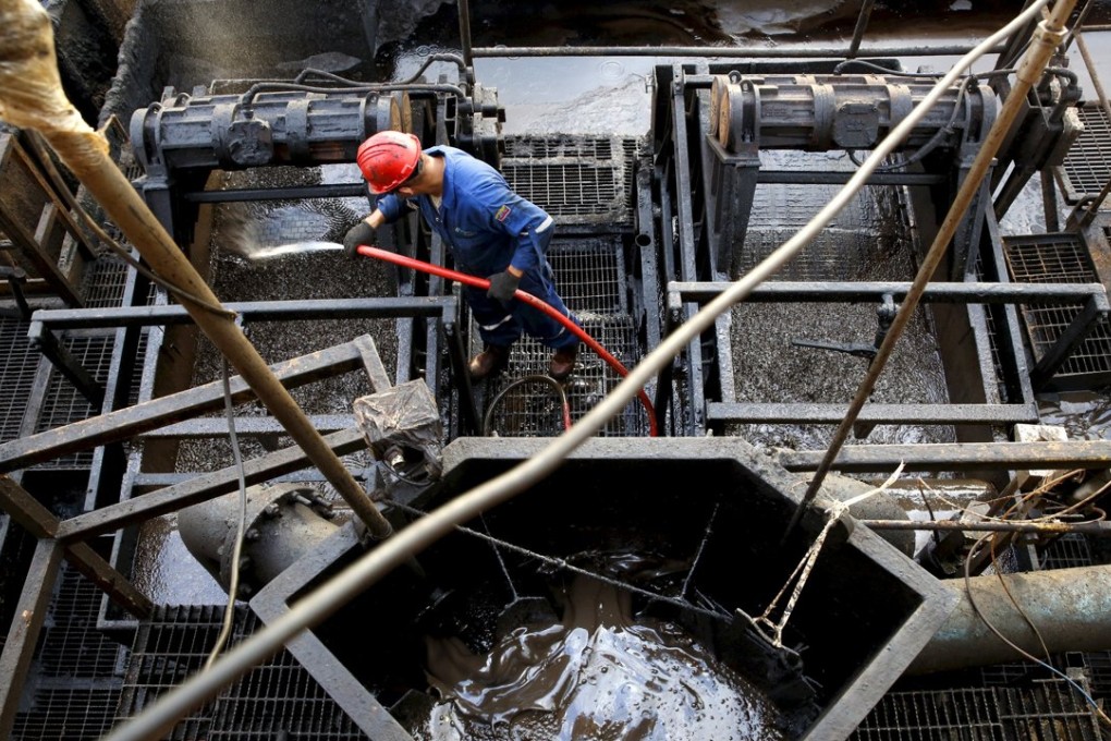 Crude oil flows into a container on a drilling rig at an oil well operated by Venezuela's state oil company PDVSA near Cabrutica, Venezuela. Photo: Reuters