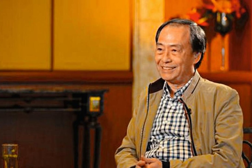 Lee Po appeared at ease during the interview with Phoenix TV. Photo: Phoenix TV