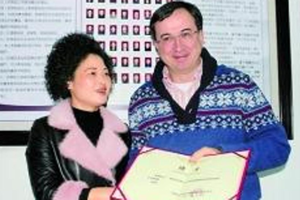 A Frenchman, identified only by his Chinese name, Ding Yimu, is the new official of Hehong village, in Zhejiang province, where he lives with his Chinese wife. Photo: Qq.com