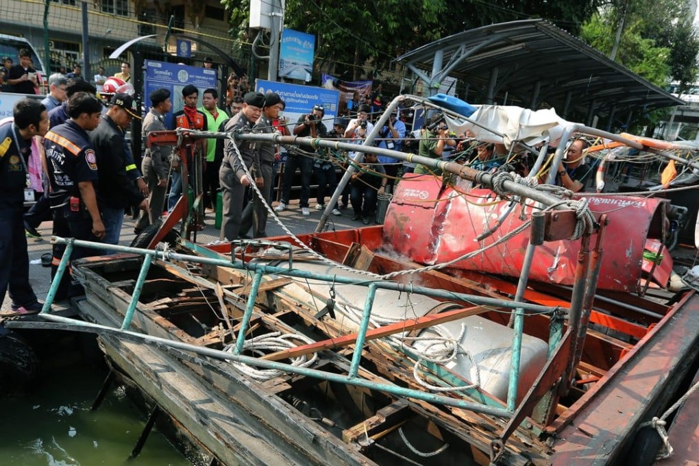 Thai police officers and officials inspect a taxi boat after its engine exploded, at Wat Thep Leela pier in Bangkok. Photo: EPA