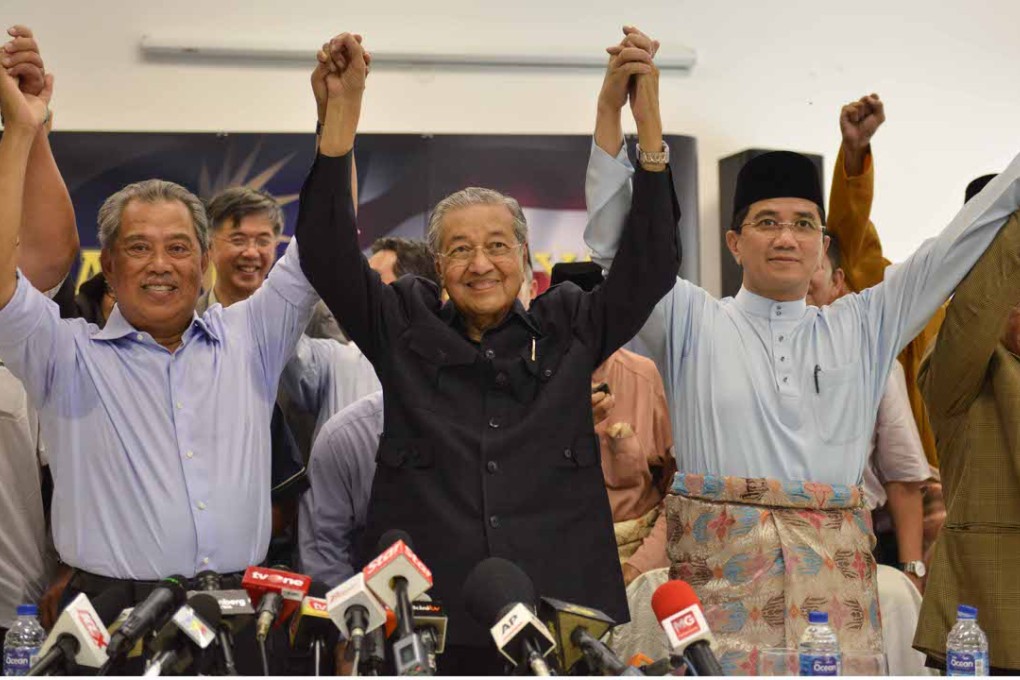 Former Malaysian prime minister Mahathir Mohamad (centre) attends a special press conference in Kuala Lumpur, Malaysia, on Friday, March 4, 2016. Mohamad joined h political foes Friday in issuing a declaration signed by 58 public figures urging Prime Minister Najib Razak to resign over corruption allegations. Photo: AP