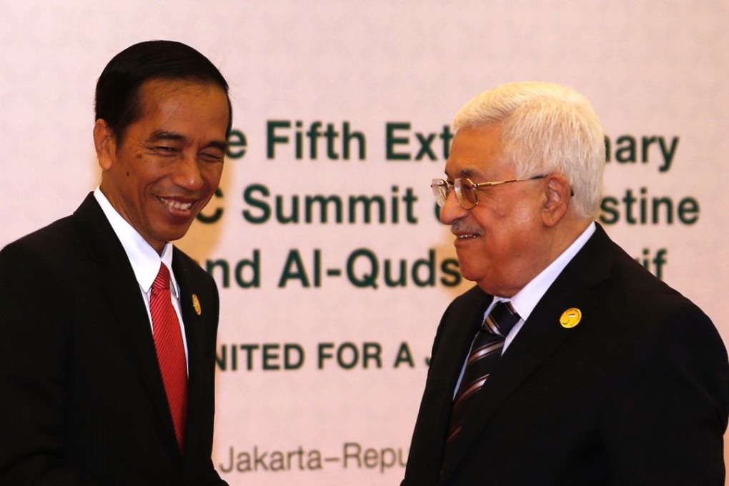 Indonesia's President Joko Widodo (left) welcomes Palestinian president Mahmud Abbas to the fifth Extraordinary Organisation of Islamic Cooperation (OIC) Summit on the Palestinian territories on March 7, 2016 in Jakarta. Photo: AFP