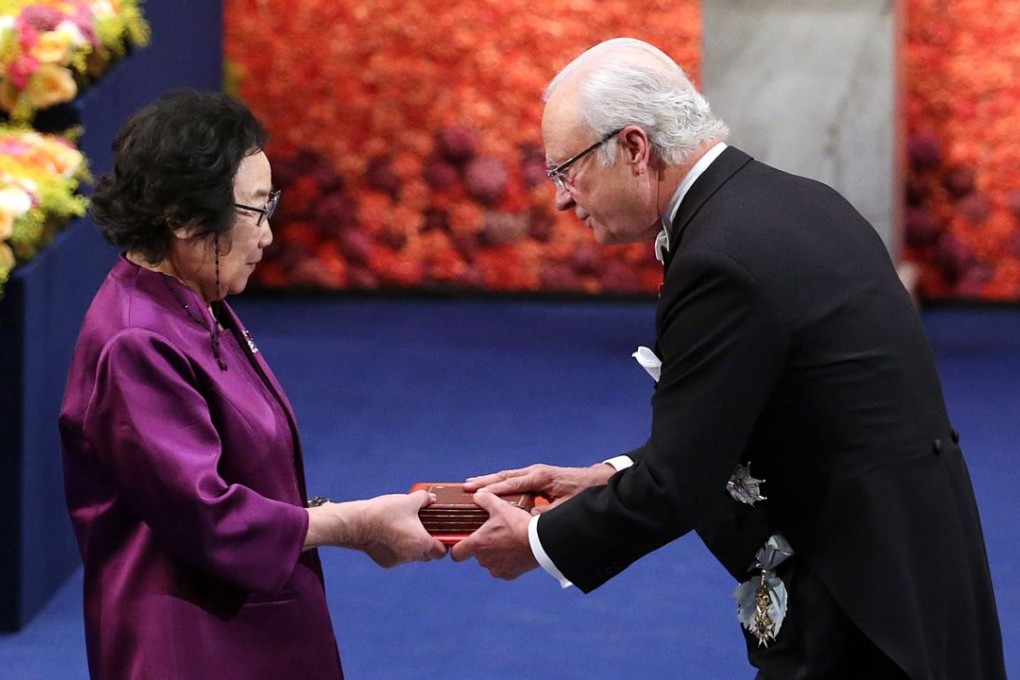Chinese scientist Tu Youyou receives her medal from Sweden’s King Carl XVI Gustaf, after winning the 2015 Nobel Prize in medicine. Photo: AFP