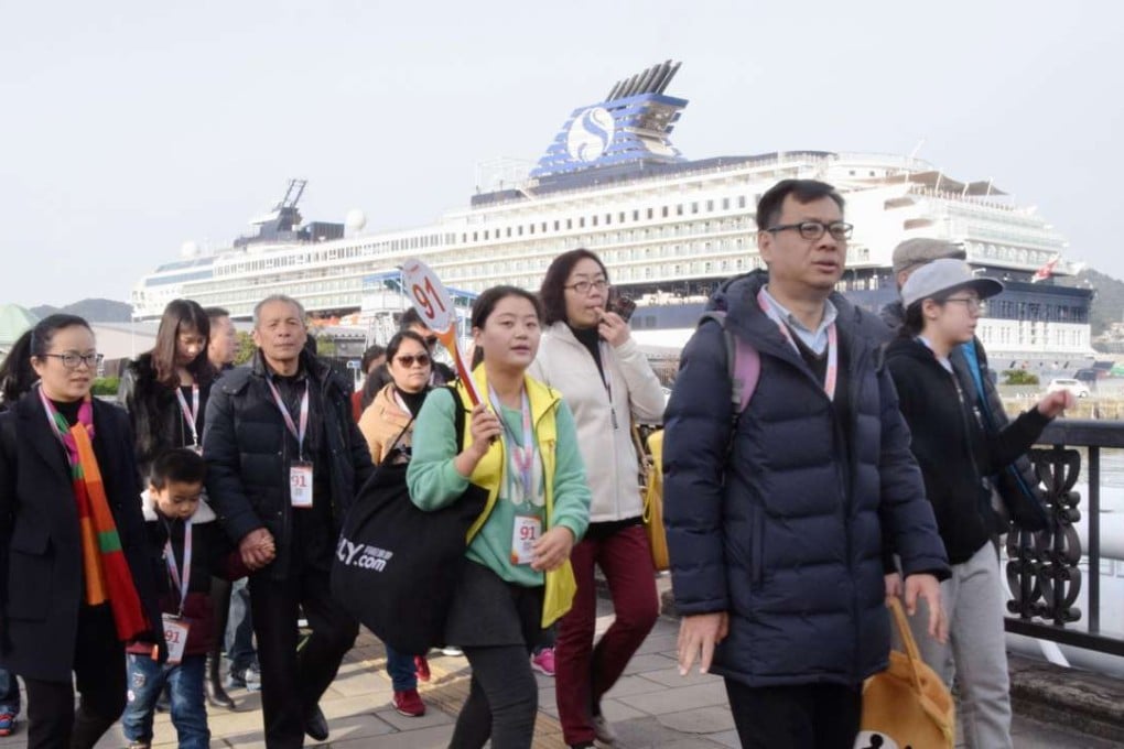 Chinese tourists heading for sightseeing after disembarking from a cruise ship in Nagasaki, Nagasaki Prefecture. Photo: Kyodo