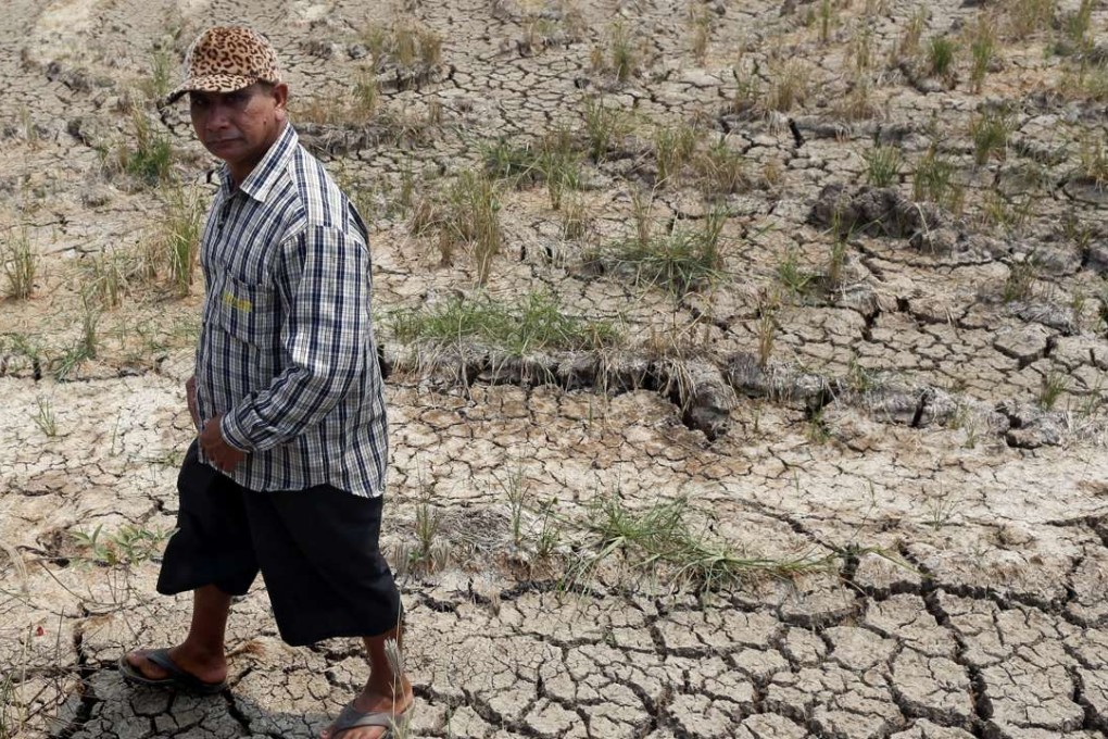 epa05198856 A photo made available on 07 March 2016 shows a Thai farmer walking on parched land at a rice paddy field in Chachoengsao province, Thailand, 06 March 2016. Thailand is facing the worst drought in decades caused by climate change and a renewed El Nino combined with seasonal hot weather, which will affect the country's rice paddy fields and impact on its crop production. The military junta that rules Thailand told farmers to cultivate less rice and urged the public to use water sparingly as part of the water saving campaign. EPA/RUNGROJ YONGRIT