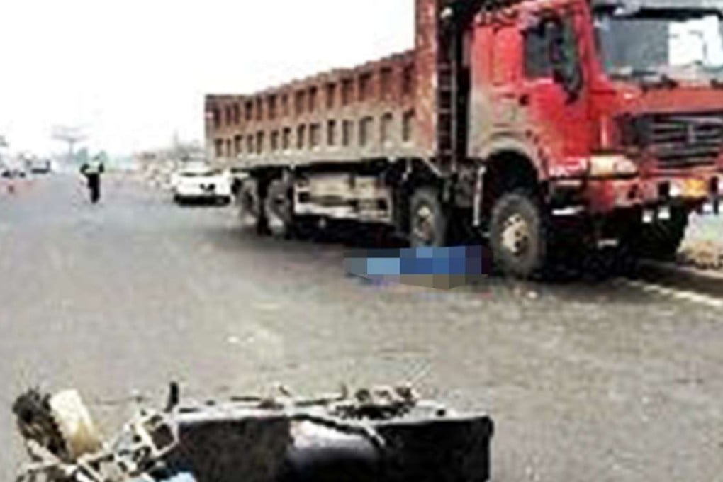 The man’s electric bike lies in the foreground at the scene of the accident. Photo: Yangtze Evening News