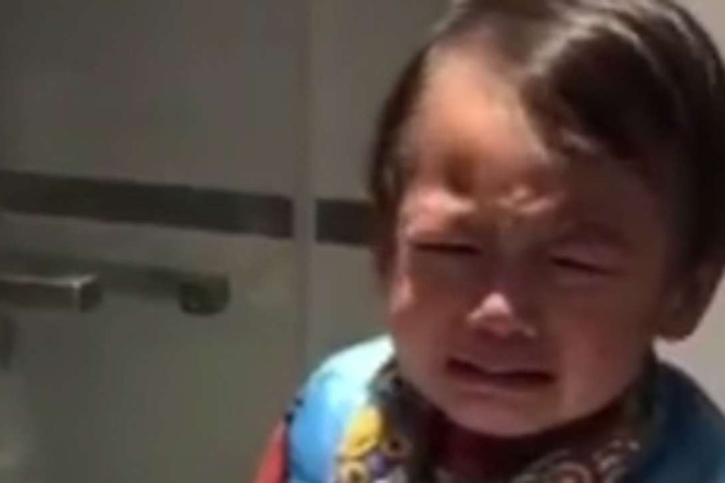 The child cries as he prepares to clean his teeth. Photo: Facebook