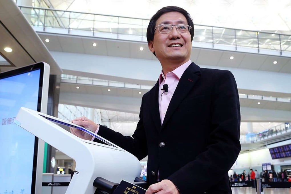 Airport Authority chief executive Fred Lam demonstrates the self bag drop. Photo: Dickson Lee