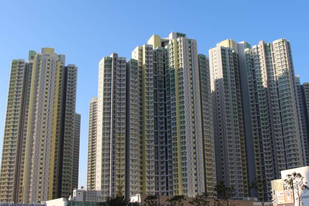 At around 1pm yesterday, a woman aged 37, wearing a bathrobe, sought help in a lobby of Tak Yiu House in Tak Long Estate, Kowloon Bay. She was wounded and bleeding.