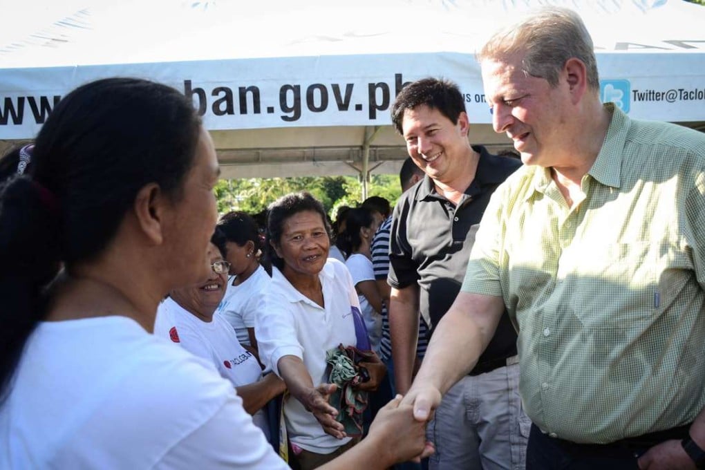 Former US vice-president Al Gore meeting survivors of super typhoon Haiyan. Photo: AFP