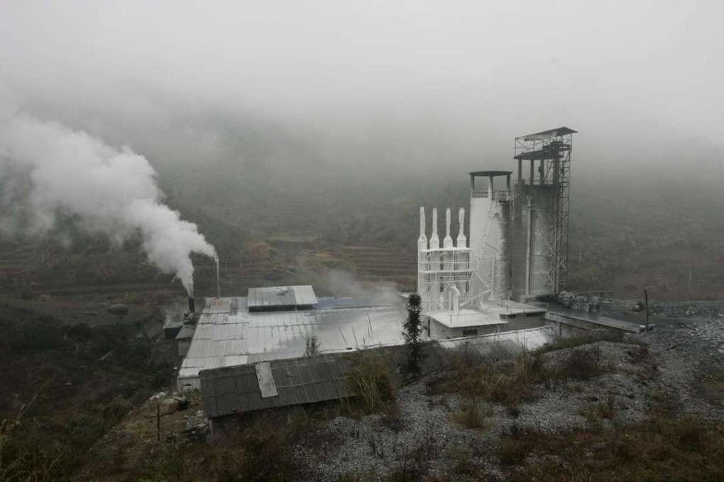 Smoke belches from a cement factory in Yangchang, Qingyuan county, Guangdong. Photo: EPA