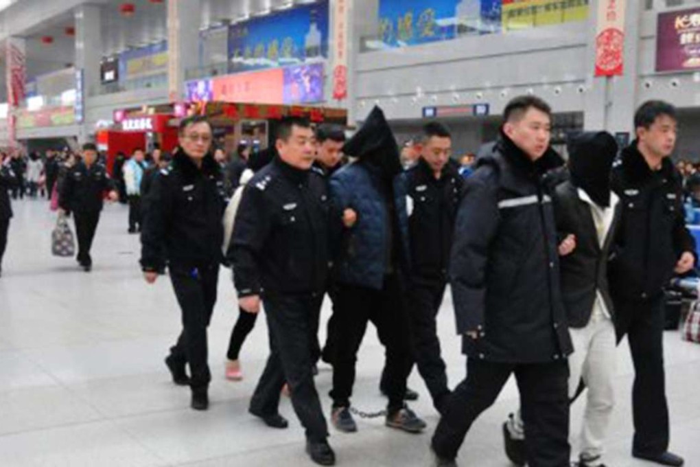 Drug gang suspects escorted by the police. Photo:Qq.com