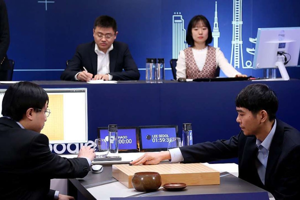 South Korean Go grandmaster Lee Se-dol (right) making the first move in the final match of the showdown, Photo: EPA