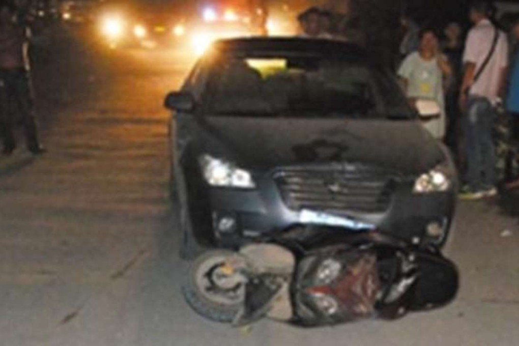 The scene after the car crashed into the woman, who was on an electric bicycle with her seven-year-old daughter. Photo: Qq.com