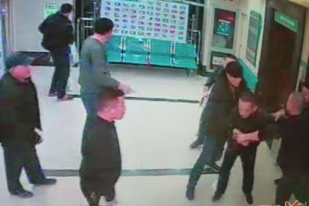 Da struggles to get free from the men after they drag him out of the lift, but is eventually subdued. Photo: Qq.com