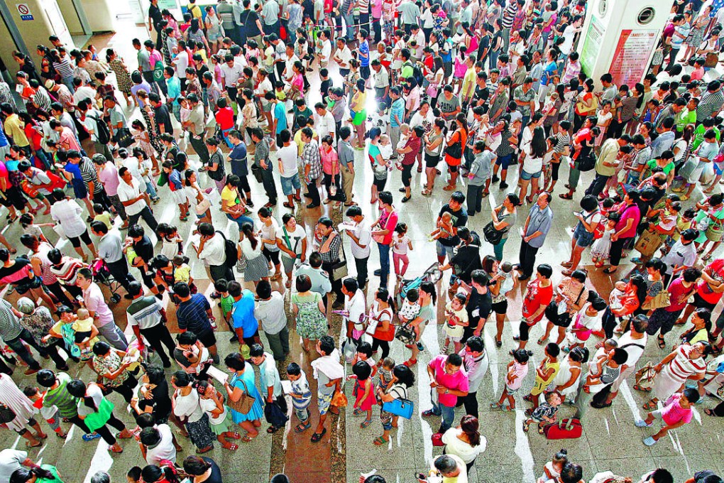 Parents face long queues as they wait to register their children at a top children’s hospital in Shanghai. Photo: Xinhua