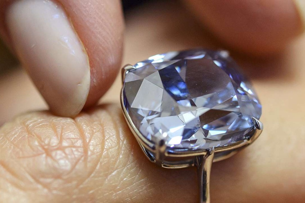 A Chinese customer claims she lost a diamond ring and pendant together worth 300,000 yuan after the contents of an express delivery parcel went missing. File photo: AP