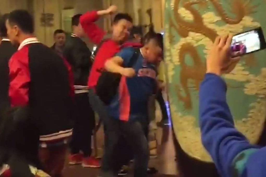 A man assaults another man wearing a Sichuan Blue Whales jersey outside the Liaoning Leopards’ team hotel on Wednesday night. Photo: Youtube
