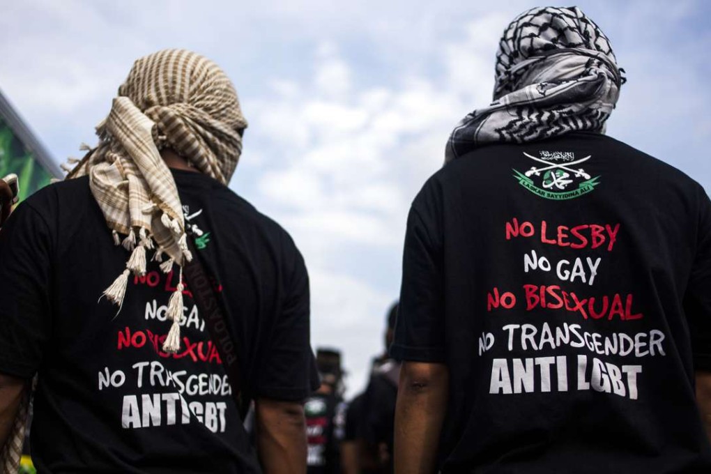 Anti-LGBT Muslim group marching to blockade pro-LGBT protesters in Yogyakarta, in Java island on February 23, 2016. Photo: AFP