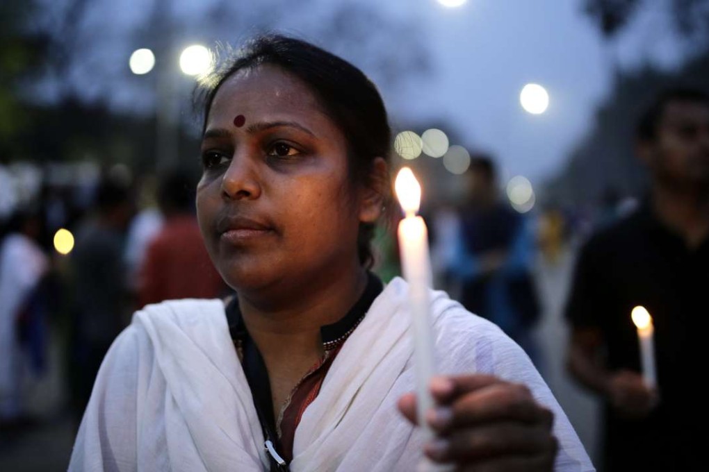 epa05181948 A Member of Ganajagoron Mancha attends a candlelight vigil in remembrance of the writer-blogger Avijit Roy, in Dhaka, Bangladesh, 26 February 2016. Avijit was killed by unidentified assailants when he was returning from the book fair on 26 February 2015. EPA/ABIR ABDULLAH