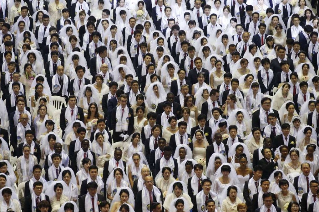 Newlywed couples attend a mass wedding ceremony in South Korea. Photo: Reuters