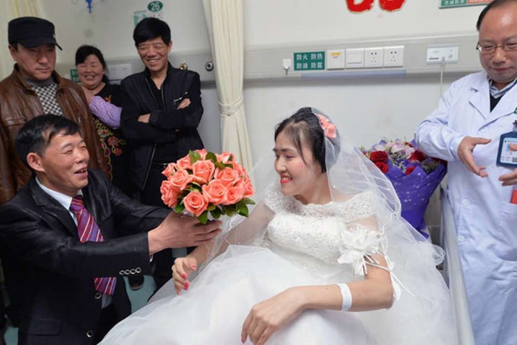 Groom Peng Xin presents a bouquet of roses to his new bride, Yang Liu, during their wedding held in a ward at the Central Hospital of Wuhan on Wednesday. Photo: Visual China Group