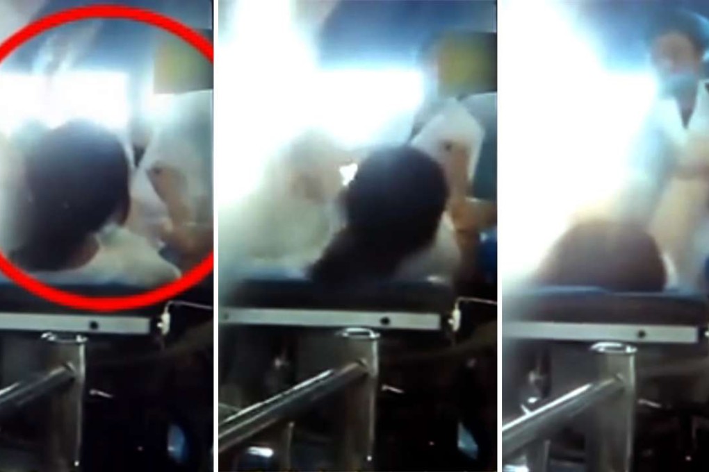 A still from the video shows the doctor punching the patient. Photo: Inews.qq.com