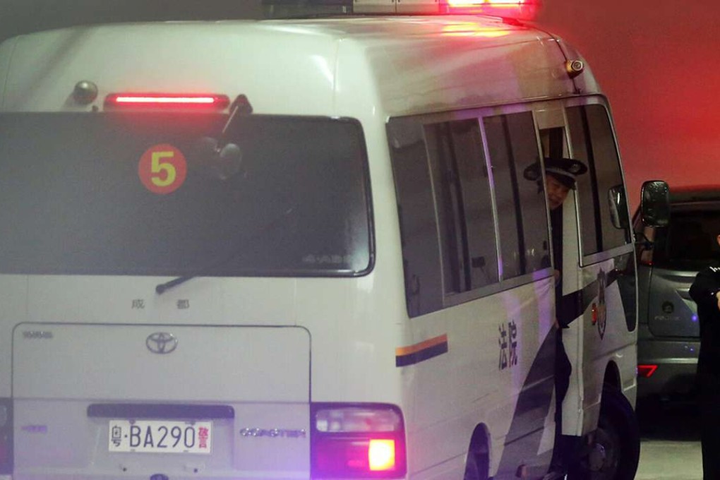 The defendants’ coach arrives at Shenzhen Intermediate Court. Photo: Edward Wong