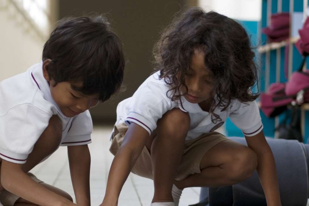 Montessori pupils learn maths in the corridor.