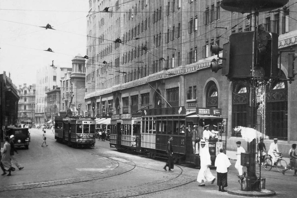 Trams on Nanking Road in Shanghai in the 1930s, the city where Eileen Chang’s Half a Lifelong Romace is set. Photo: Corbis