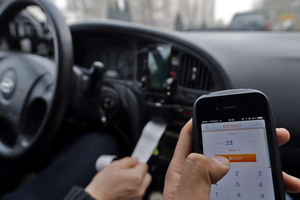 A man uses car-hailing app Didi Kuaidi, run by Didi Chuxing, to pay the bill in Beijing in this file pic. Car-hailing apps spurred a huge backlash from taxi operators in China last year that was followed by a government crackdown. Now the public seems to have legitimate cause for concern, too. Photo: Xinhua